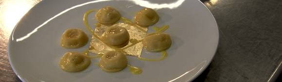 Ravioli serviti su un foglio d'oro