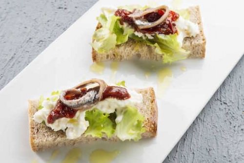 Bruschetta con stracciatella, confettura di pomodorini datterini e acciughe di Cetara