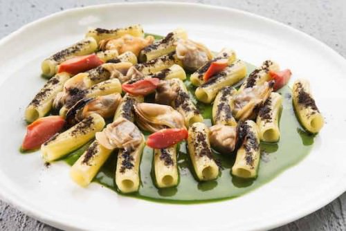 Conchiglie con crema alla liquirizia e latte di soia, germogli freschi di lenticchia e salsa all'acetosella