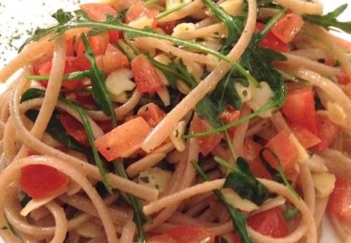 Linguine di farro Felicetti Bio con pomodoro crudo, rucola e filetti di mandorle