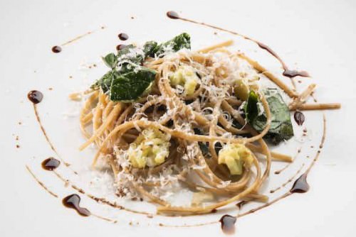 Linguine di farro con foglia di broccolo, pinoli, aglio, grana padano e aceto balsamico di Modena