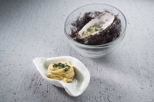 Ostrica affumicata con bucce di mela e lattuga, con cristalli del sale della lattuga stessa