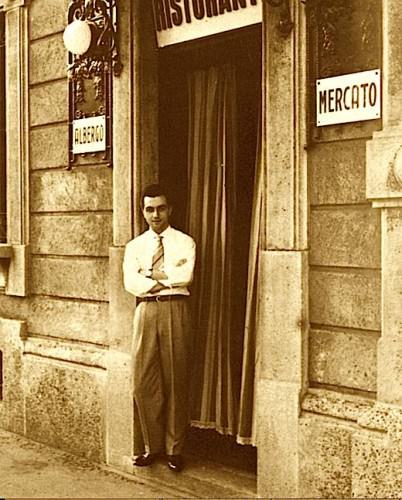 Gualtiero Marchesi a vent’anni, sulla soglia dell’Albergo Ristorante al Mercato