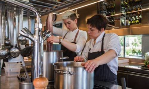 Antonia Klugmann con la sous chef Arianna Dalla Valeria