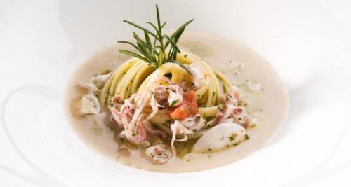 Linguine di Gragnano, calamaretti spillo e salsa al pane di segale