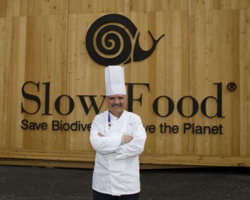 Peppe Zullo davanti al Padiglione di Slow Food