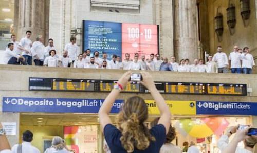 Foto di gruppo alla balconata della Stazione Centrale di Milano
