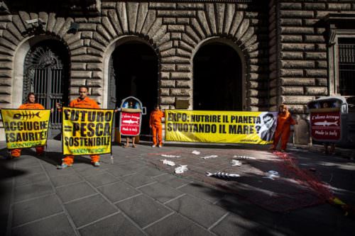 Protesta degli attivisti di Greenpeace davanti al Ministero delle Politiche Agricole contro la pesca eccessiva
