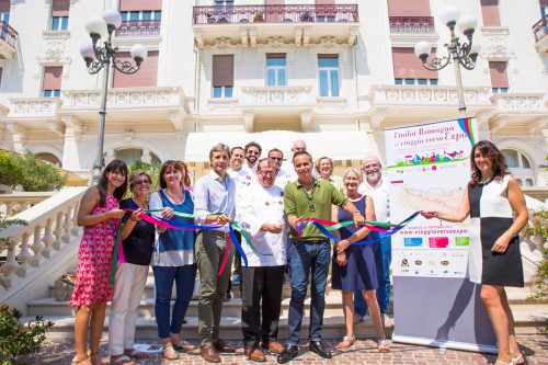 Taglio del nastro davanti alla facciata dello storico Grand Hotel di Rimini