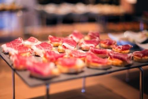 Coca de pan con tomate y paleta ibérica de bellota