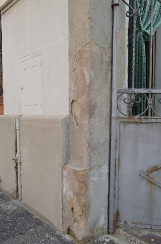 Particolare angolo muro esterno della casa a pochi metri dalla voragine