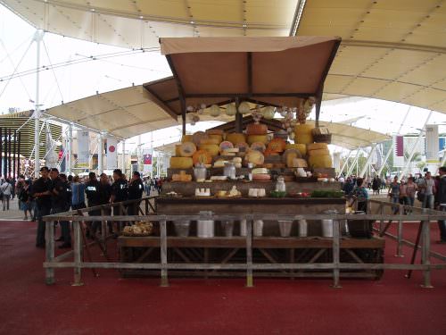   formaggi di plastica e guardie antirapina 