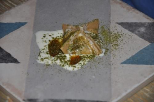 Fagottino di grano tostato ripieno di patate alla cenere su fonduta di parmigiano 36 mesi e polvere d’alloro