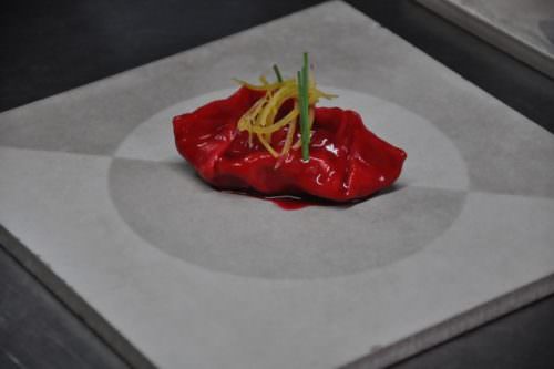 raviolo ripieno di baccalà affumicato con legna d’ulivo laccato alla barbabietola rossa