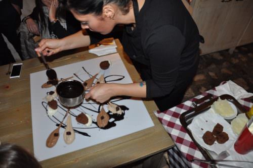 Valentina all'opera col cucchiaio e le sue creme pittoriche