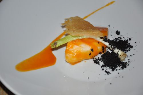 Baccalà islandese confit, nappato con crema di pomodorini gialli saltati, spunzale (cipollotto) e crumble di olive leccine