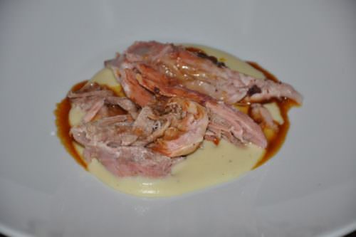 stinco di maiale cotto a bassa temperatura su crema di patate sifonate col suo ristretto