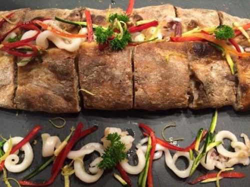 Pizza con i bordi racchiusi verso l’interno