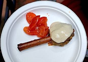 Polpette alla cannella con insalata piccante di pomodori e tahina