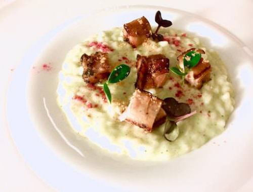 Risotto mantecato al pino mugo, pancia di maialino arrosto e polvere di lamponi