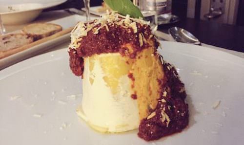 Paccheri in piedi ripieni di ricotta con ragù napoletano e grattuggiata di ricotta di pecora