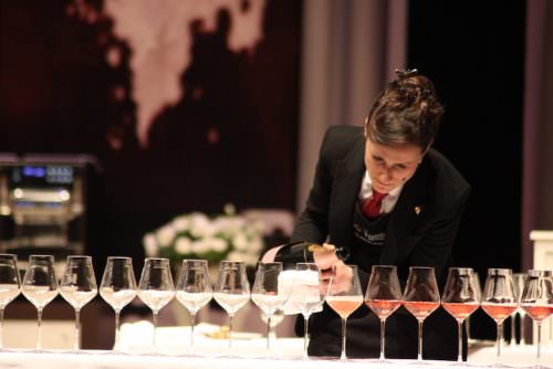 Julie Dupouy impegnata nel servizio di una magnum di Champagne 