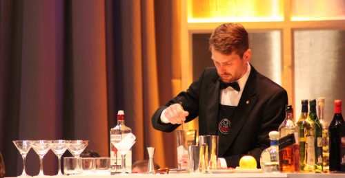 Arvid Rosengren prepara un cocktail per l'aperitivo