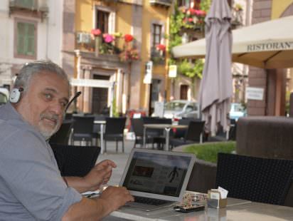 Il Direttore di Newsfood.com nel suo "Ufficio" a Bosa - Foto di Tommaso Chiarella