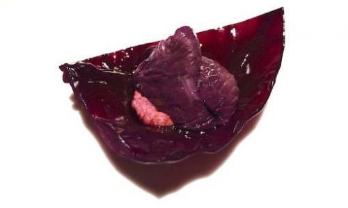 Carne di manzo marinata in aceto di Groppello servita con il cavolo cappuccio preparato nello stesso liquido