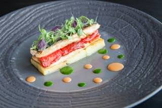 Cremino di sgombro e peperone arrostito, sfogliata di patate e maionese di polpa di riccio