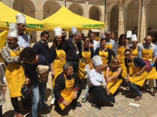 “Penne al Dente” a Lecce tra Pisellini nani e sederini della Arcuri