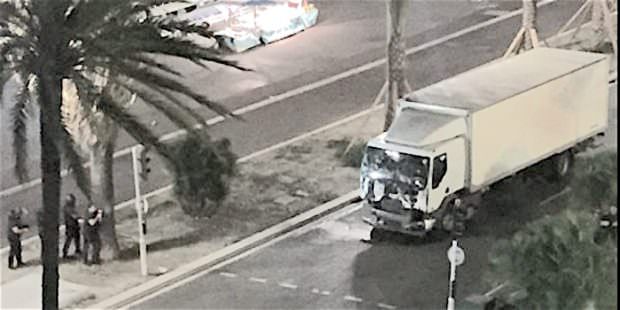 Camion-bianco-della-morte-strage-nizza-14-luglio-2016-foto-2-600x300-620x310