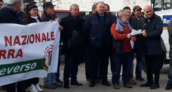 Il Movimento Riscatto durante una manifestazione: al centro da sinistra Mimmo Carone, portavoce; Mimmo Viscanti, Comitato di Coordinamento Esecutivo; Gianni Fabbris, Coordinatore