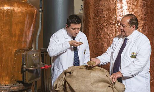 Nuccio e Pippo Caffo mentre selezionano accuratamente le materie prime da immettere in produzione