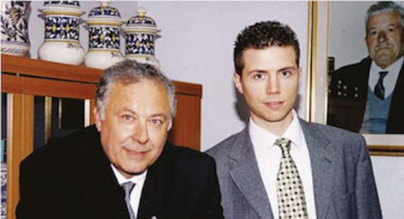 Pippo e Nuccio Caffo con l'immagine di nonno Sebastiano