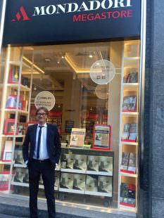 marco-viroli-di-fronte-alla-vetrina-mondadori-a-milano-con-il-libro-un-secolo-di-passione-3