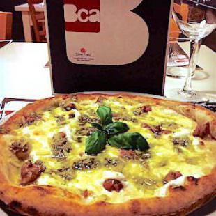 Pizza Pesto di pistacchi, salsiccia, ricotta di pecora, scaglie di grana e olive nere