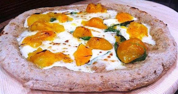 Pizza Pomo D'Or: pacchetelle di pomodorino giallo L'Orto di Lucullo, fior di latte e fior di ricotta di bufala Ella, basilico Dop, aglio fresco e olio evo Dop Pregio