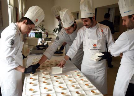 Alcuni allievi di CastAlimenti hanno preparato il buffet per gli ospiti 