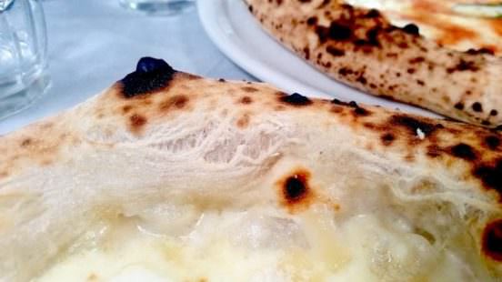 Francesco Martucci con la pizza dedicata a Bottura (e da lui ispirata)