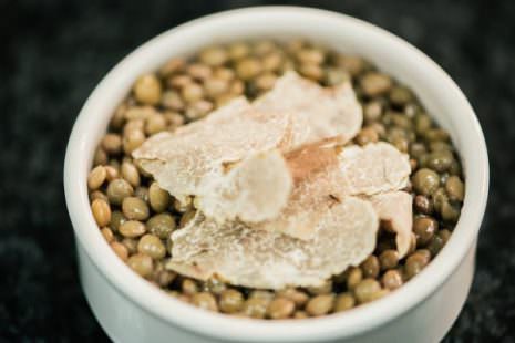 Lenticchie, nocciole, aglio e tartufo bianco