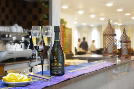  Il Bar dove si possono trovare vini di alta qualità, e anche liquori ricercati da appassionati 