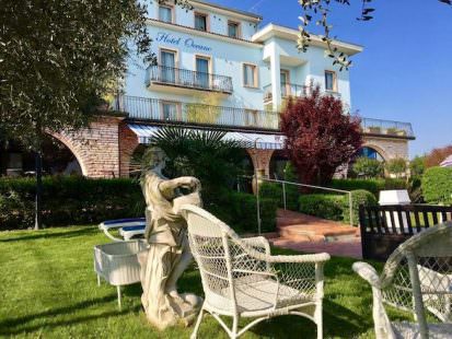 Hotel Oceano visto dal giardino, a bordo piscina