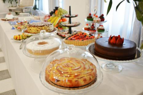 Il buffet con la colazione