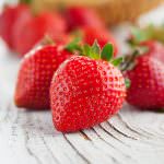 Macedonia orientale di fragole con menta fresca e limone