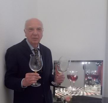 Gira e rigira, la vendemmia di via Montenapoleone con i vini di Oliviero Toscani