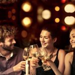 Giovani e bollicine: i Millennials fanno retromarcia e preferiscono il vino ai superalcolici