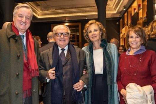 Apre La Voce di Aimo e Nadia in Piazza Scala, a Milano