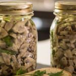 Funghi sott'olio, meglio già pronti o farseli in casa?