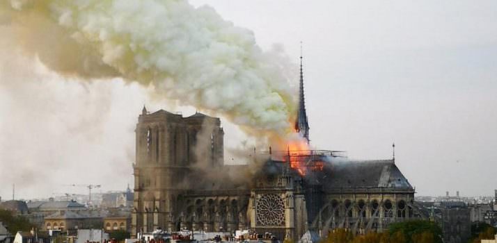 Parigi, Notre Dame de Paris, inferno di fuoco